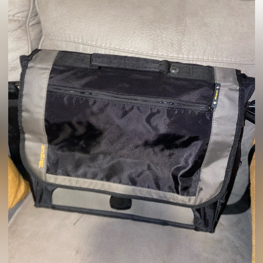 Targus Citygear Laptop Messenger Bag Black and Beige 19" x 14" x 5" hang